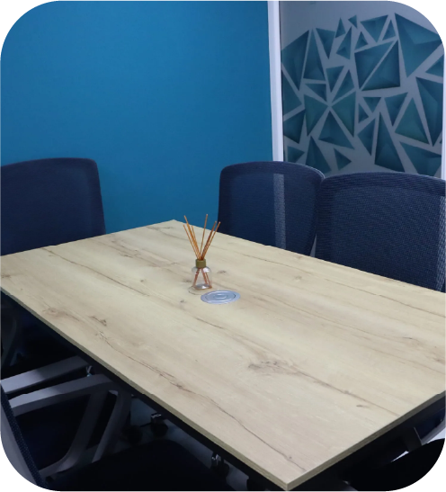 Salón de clases con pupitres organizados en BBB Academia, listo para recibir estudiantes.