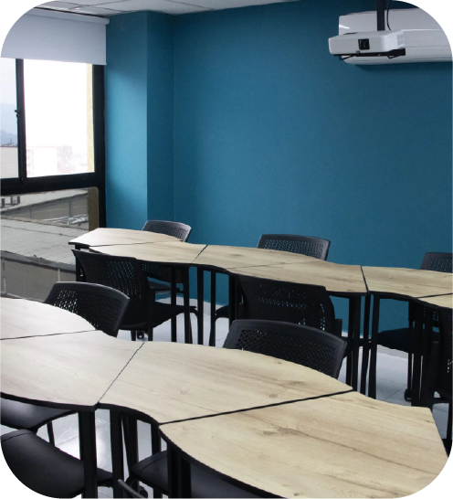 Aula con pupitres lista para recibir estudiantes en BBB Academia.